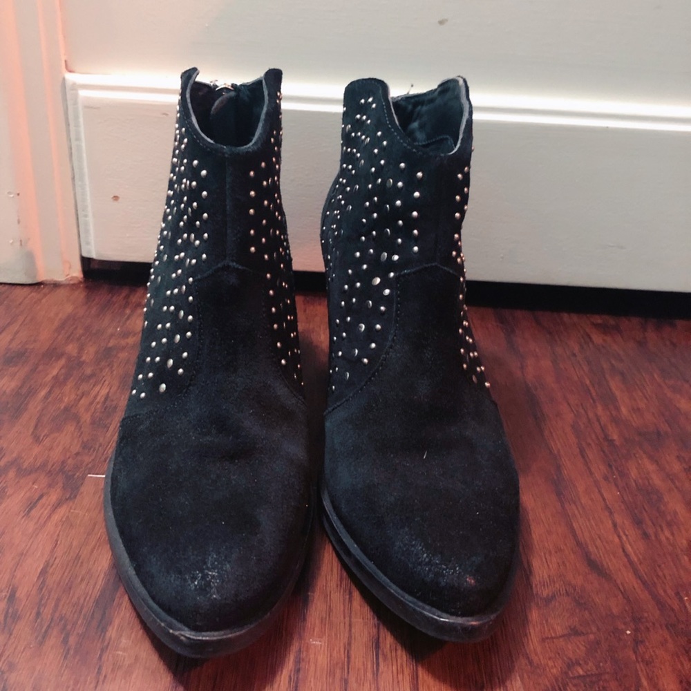 Black very volatile booties
